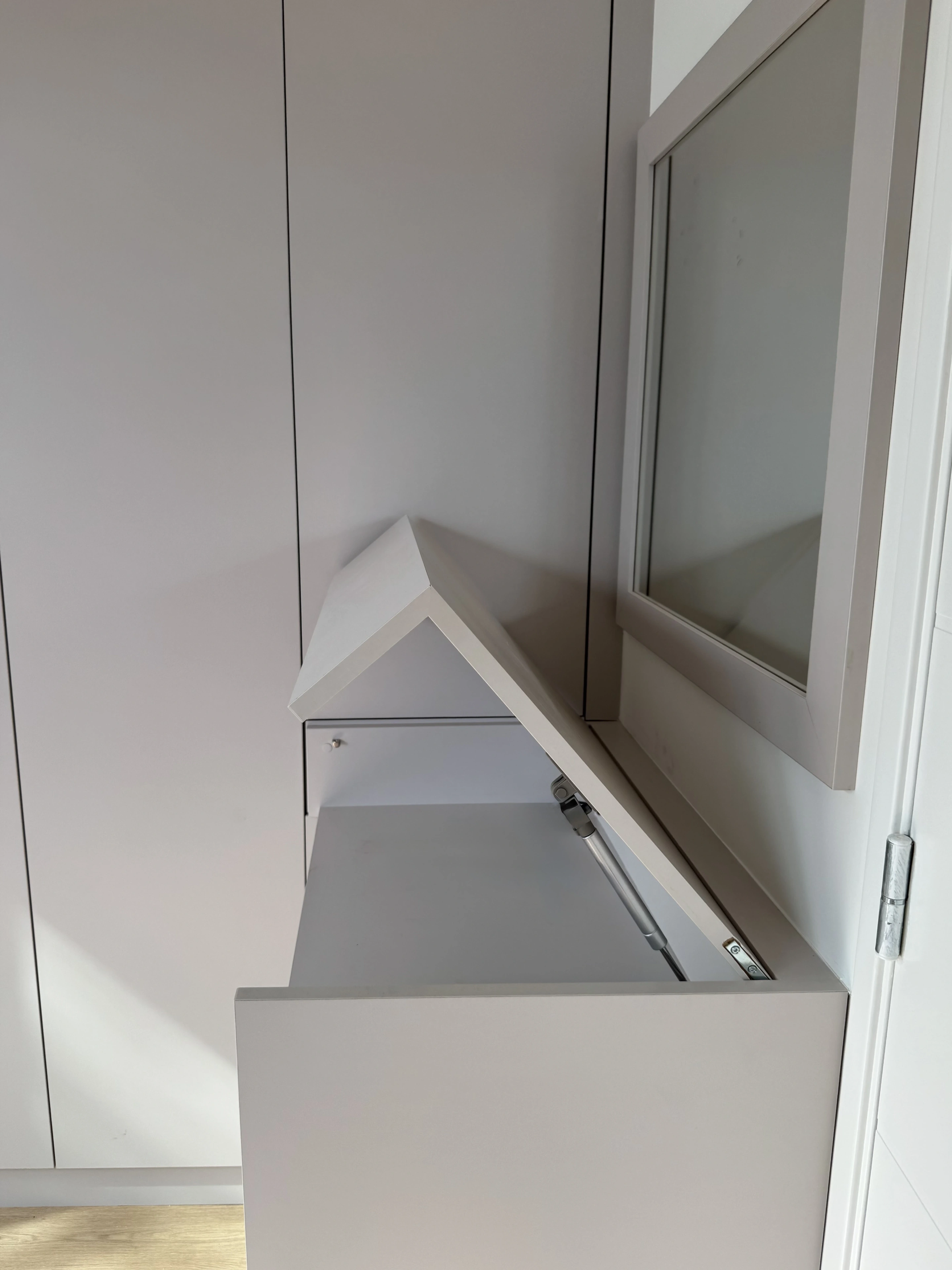 Detailfoto van Kast met bureau op maat - vakmanschap van MaxSus Interieurbouw