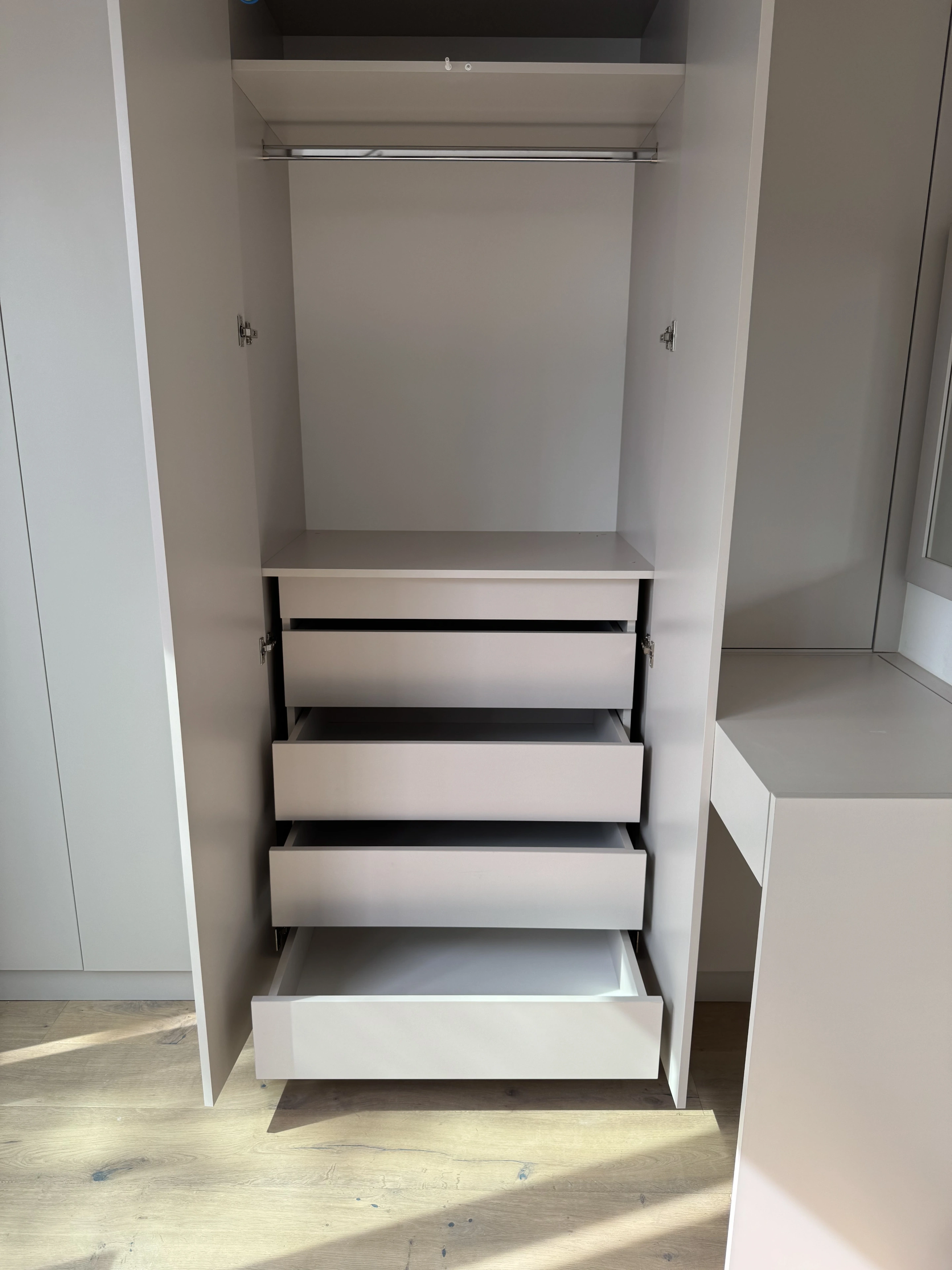 Overzicht van Kast met bureau op maat - interieur project in Amsterdam