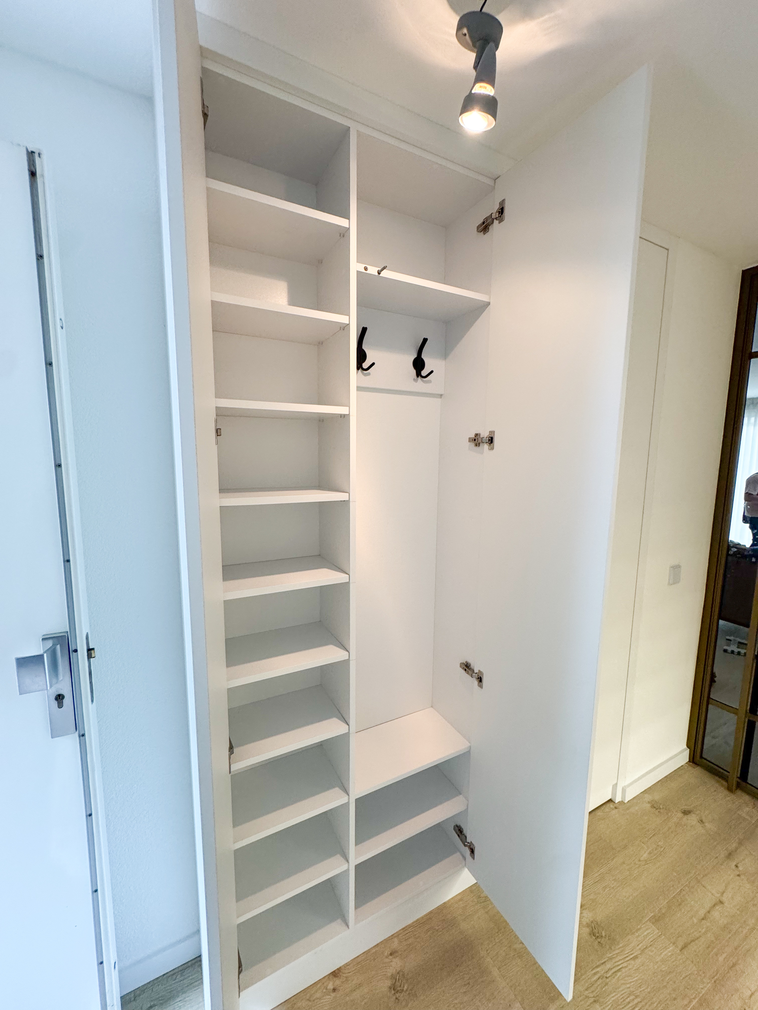 Detailfoto van Garderobekast op maat voor de hal - vakmanschap van MaxSus Interieurbouw
