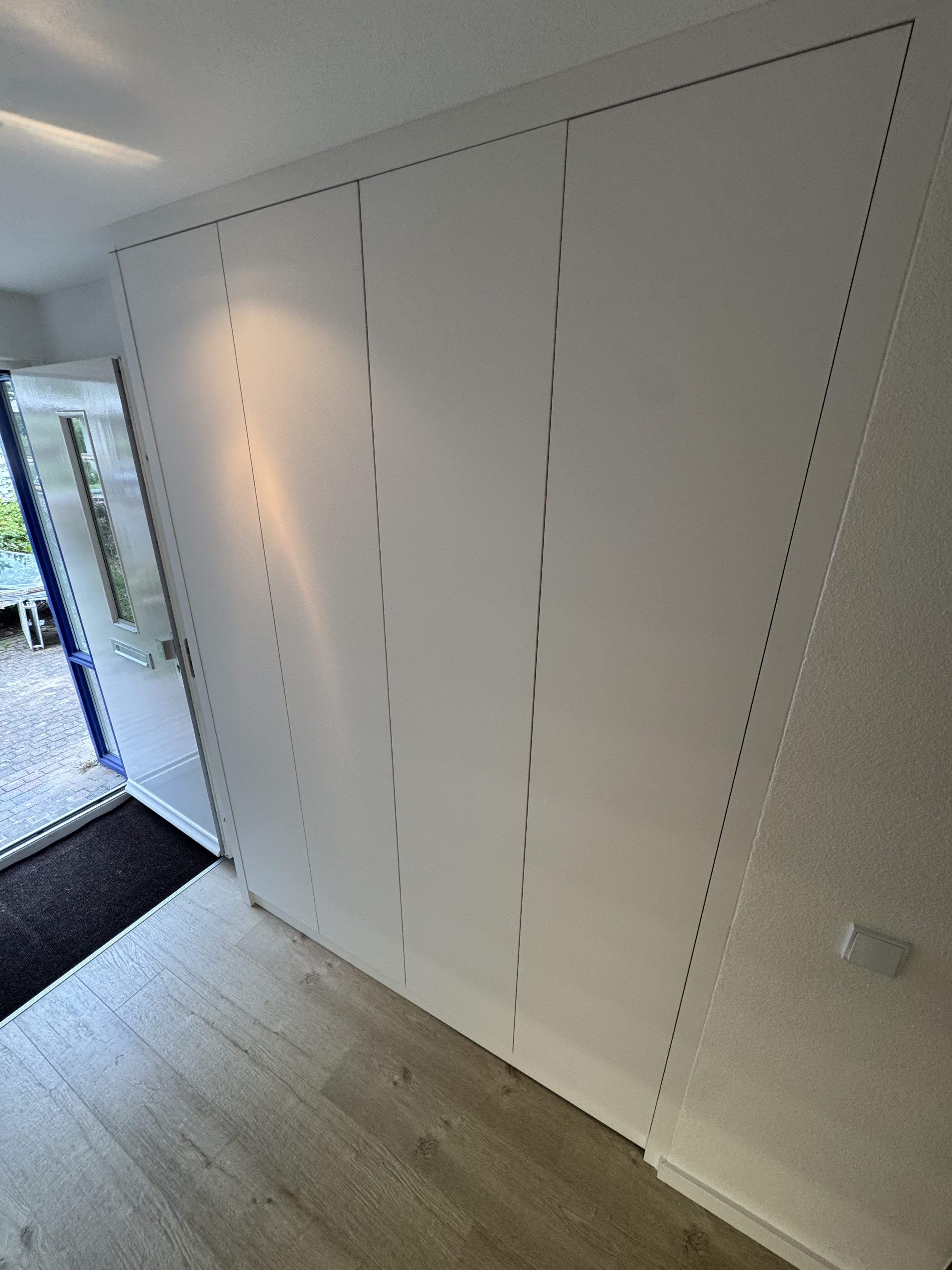 Overzicht van Garderobekast op maat voor de hal - interieur project in Rotterdam