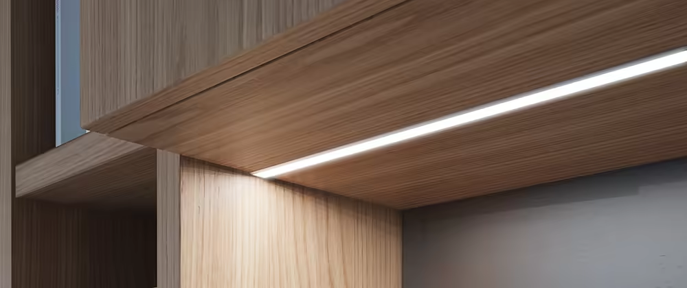 LED verlichting geïntegreerd in inbouwkasten Rotterdam - modern verlichtingssysteem MaxSus