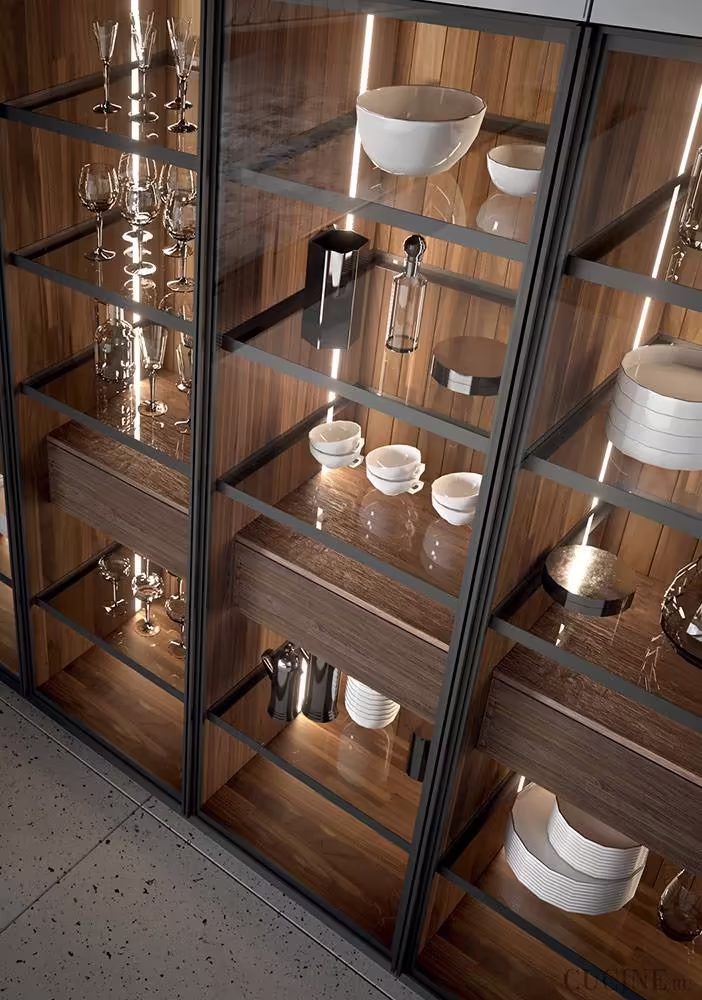 Klassieke vitrinekast met glas en verlichting