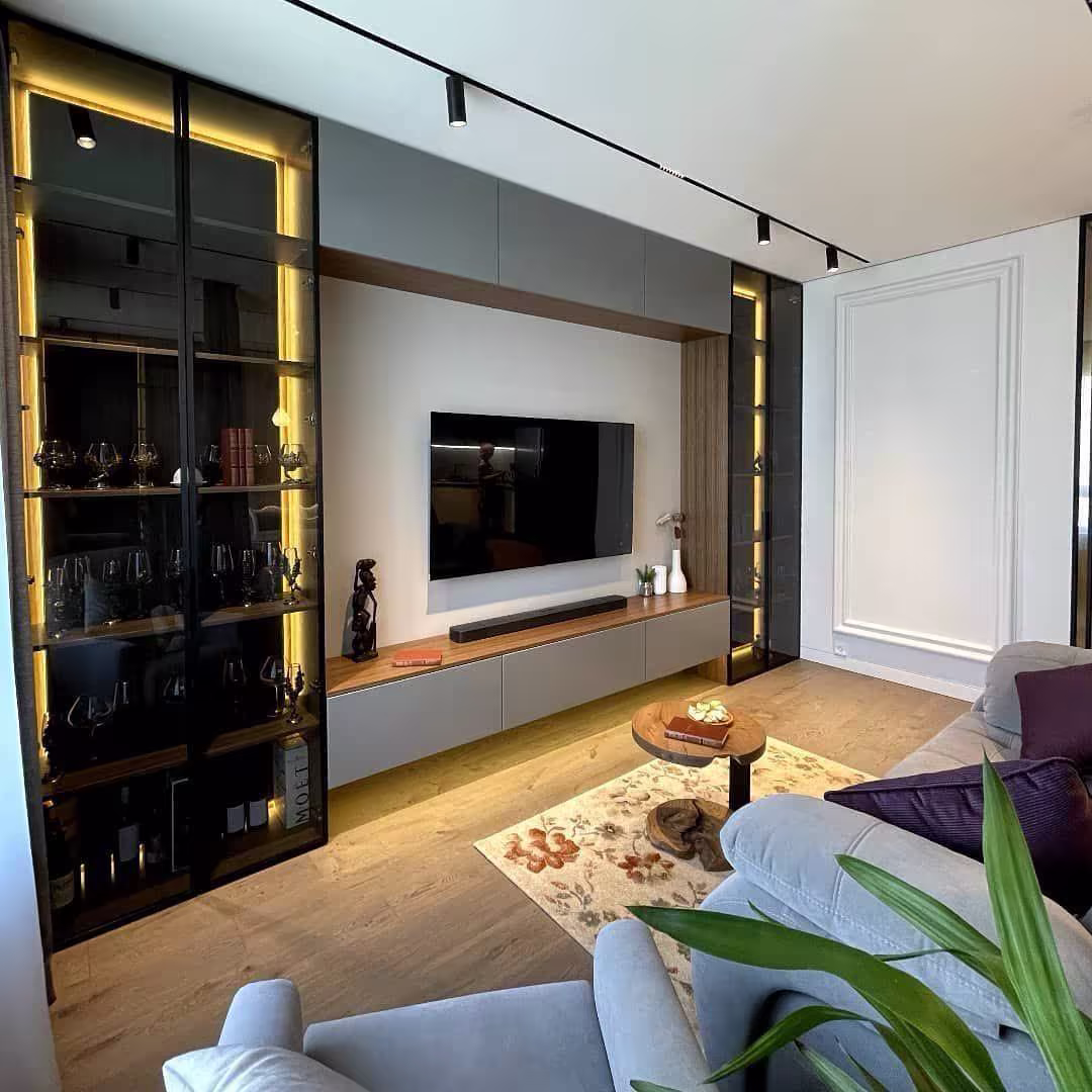 Modern TV-meubel op maat met zwevend design en verborgen kabelmanagement