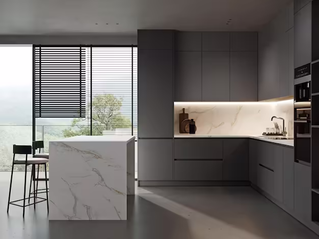 Moderne luxe keuken op maat met groot kookeiland en donker houtfineer
